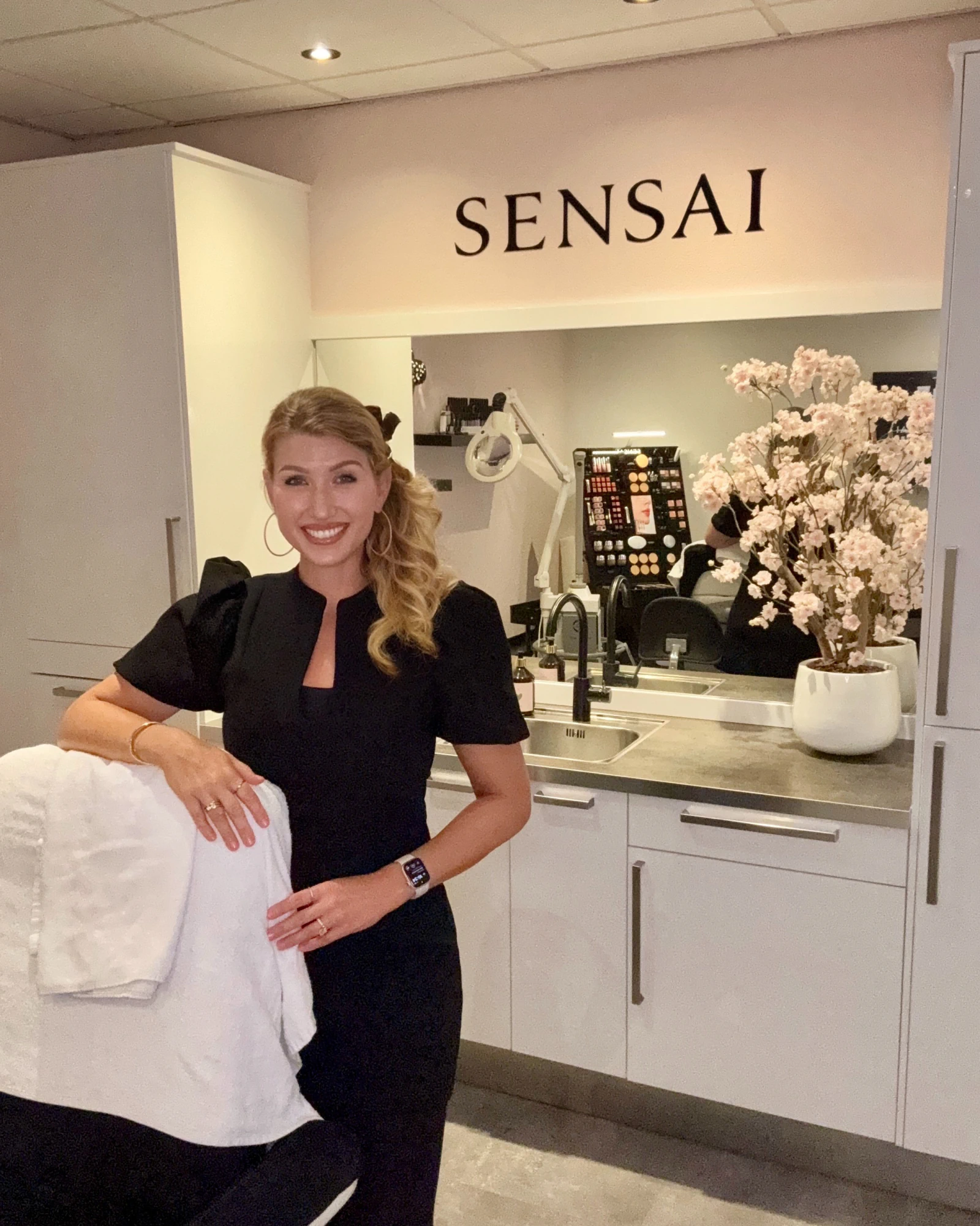Marcella, eigenaresse van de salon, in de behandelruimte